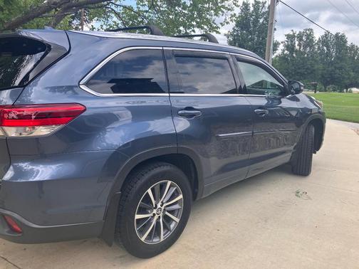 Blue 2018 Toyota Highlander XLE