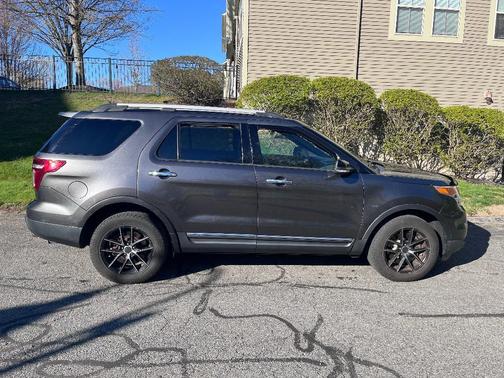 Gray 2015 Ford Explorer XLT