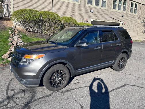 Gray 2015 Ford Explorer XLT