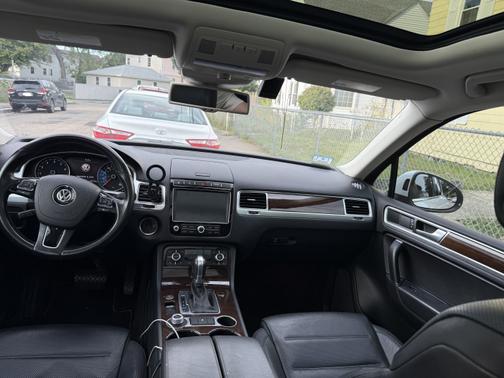 2016 Volkswagen Touareg VR6 Lux