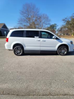White 2017 Dodge Grand Caravan GT