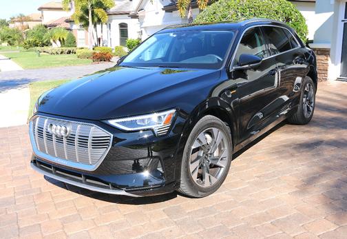 2022 Audi e-tron Premium Plus
