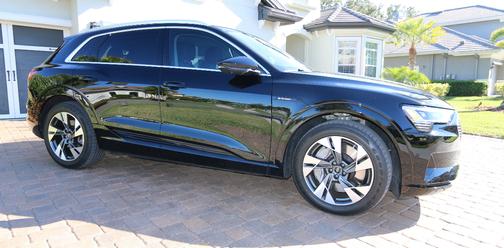 2022 Audi e-tron Premium Plus