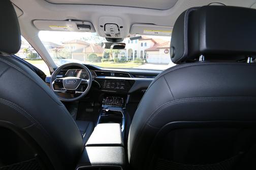 2022 Audi e-tron Premium Plus