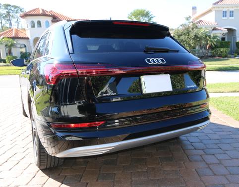 2022 Audi e-tron Premium Plus