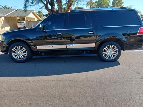 Black 2009 Lincoln Navigator L