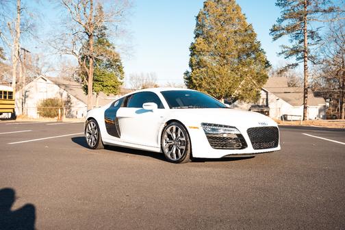 White 2014 Audi R8 5.2