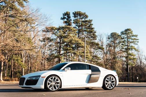 White 2014 Audi R8 5.2