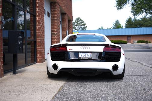 White 2014 Audi R8 5.2
