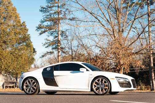 White 2014 Audi R8 5.2