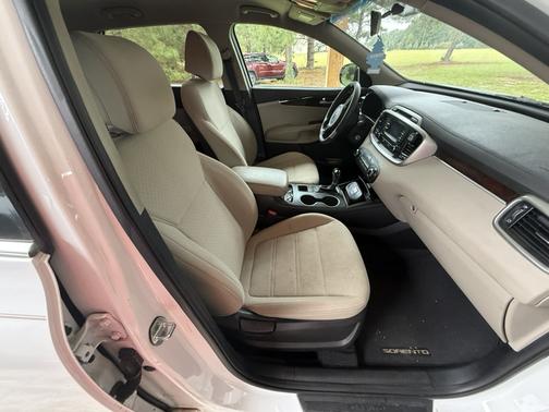 White 2017 Kia Sorento LX