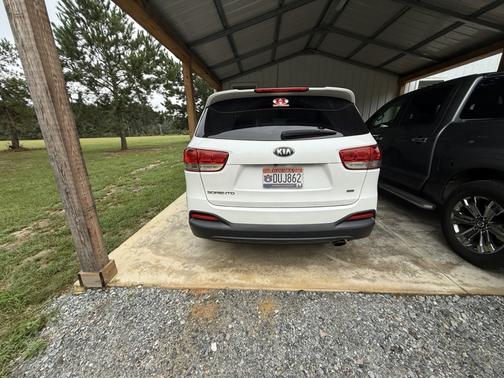 White 2017 Kia Sorento LX