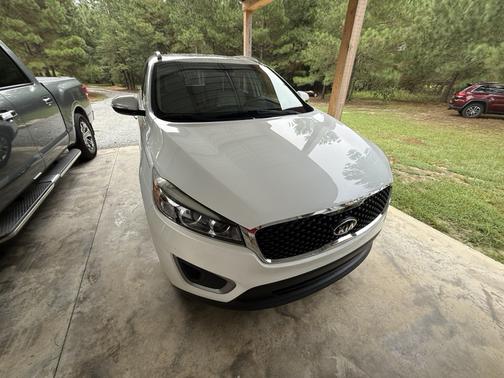 White 2017 Kia Sorento LX