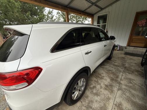 White 2017 Kia Sorento LX