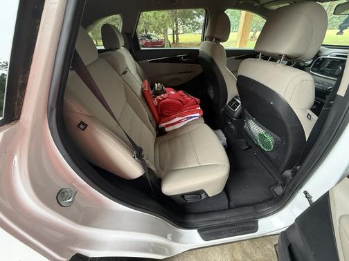 White 2017 Kia Sorento LX