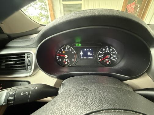 White 2017 Kia Sorento LX