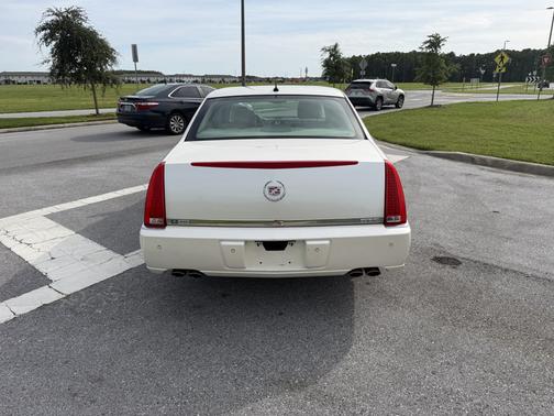 White 2008 Cadillac DTS Luxury II