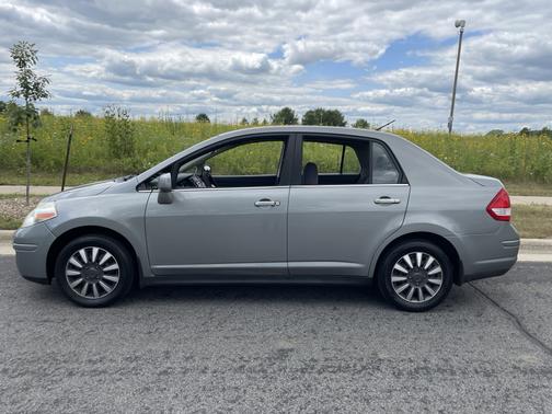 Gray 2007 Nissan Versa S