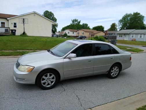 Silver 2004 Toyota Avalon XL