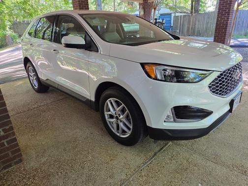 White 2023 Ford Edge SEL