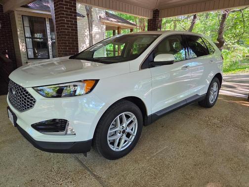 White 2023 Ford Edge SEL