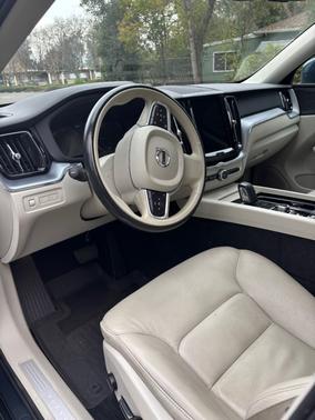 2020 Volvo XC60 Recharge Plug-In Hybrid T8 Momentum