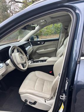 2020 Volvo XC60 Recharge Plug-In Hybrid T8 Momentum