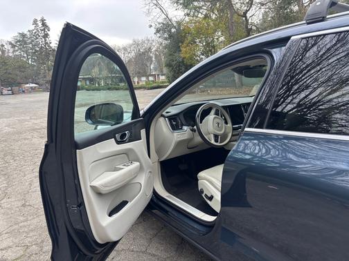 2020 Volvo XC60 Recharge Plug-In Hybrid T8 Momentum