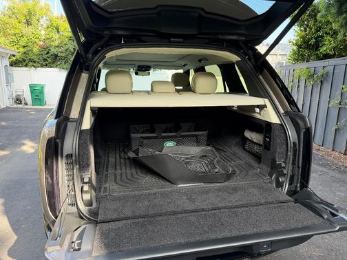 Gold 2023 Land Rover Range Rover P400 SE SWB