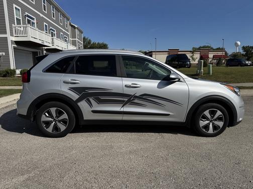Silver 2017 Kia Niro LX
