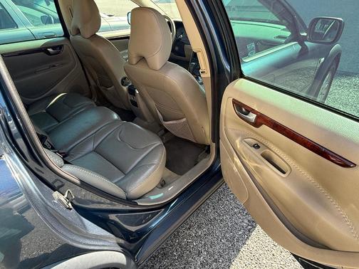 Blue 2006 Volvo XC70 2.5T