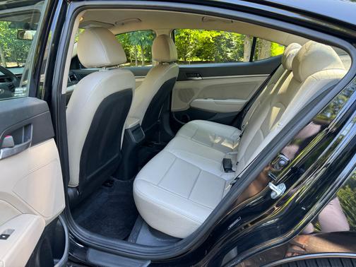 Black 2018 Hyundai ELANTRA SEL