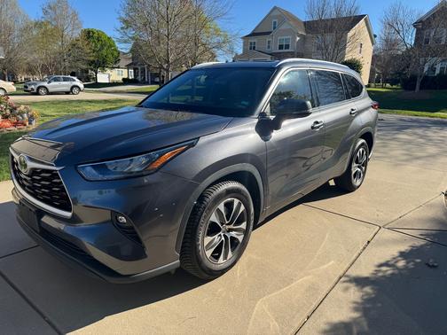 Gray 2020 Toyota Highlander XLE