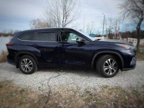 Blue 2022 Toyota Highlander XLE