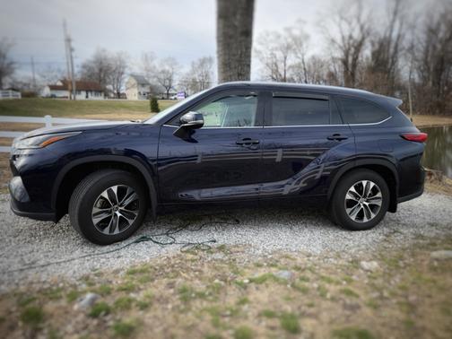 Blue 2022 Toyota Highlander XLE
