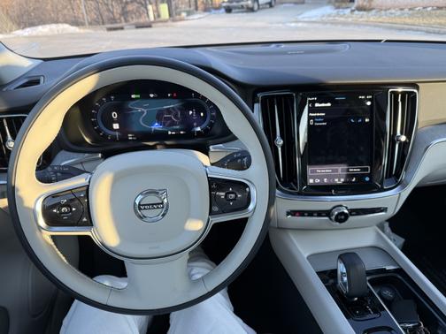 2025 Volvo S60 B5 AWD Plus