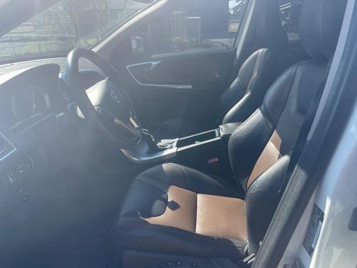 White 2017 Volvo XC60 T6 Dynamic