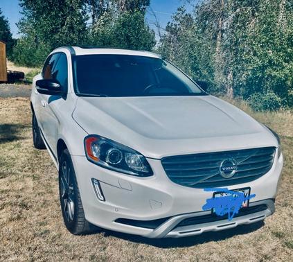 White 2017 Volvo XC60 T6 Dynamic