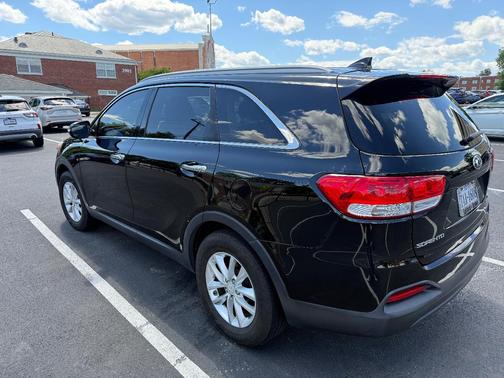 Black 2018 Kia Sorento LX