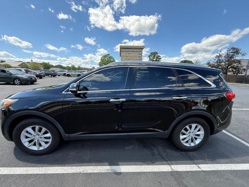 Black 2018 Kia Sorento LX