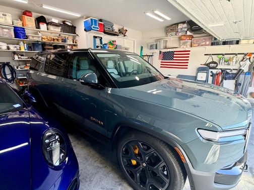 2025 Rivian R1S Premium Tri-Motor Max Pack