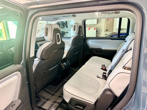 2025 Rivian R1S Premium Tri-Motor Max Pack