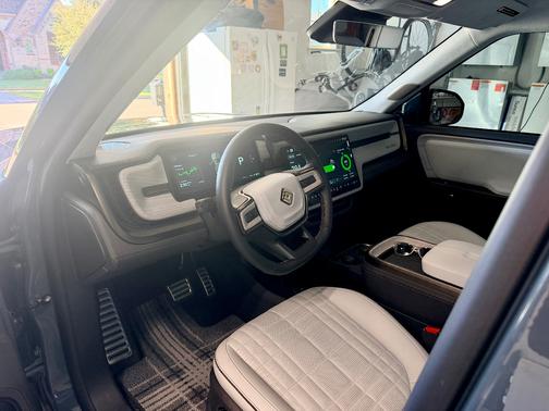 2025 Rivian R1S Premium Tri-Motor Max Pack