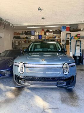 2025 Rivian R1S Premium Tri-Motor Max Pack