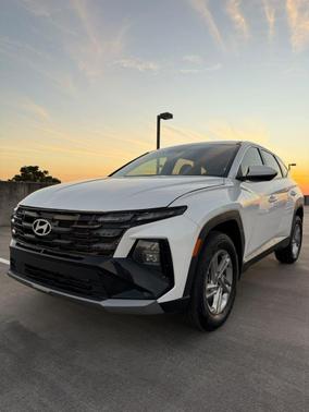 White 2025 Hyundai TUCSON SE