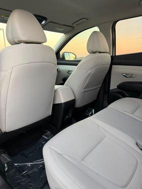 White 2025 Hyundai TUCSON SE