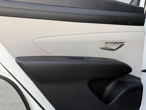 White 2025 Hyundai TUCSON SE