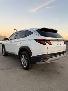 White 2025 Hyundai TUCSON SE