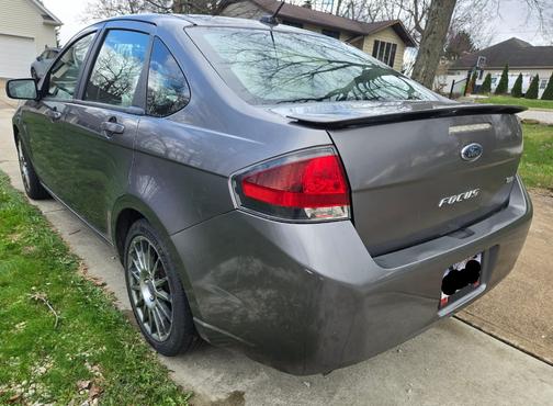 Gray 2010 Ford Focus SES