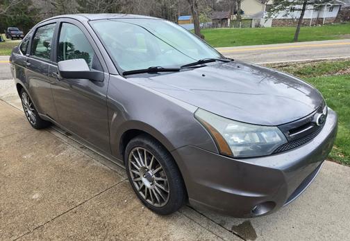 Gray 2010 Ford Focus SES